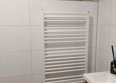 Strak witte badkamer